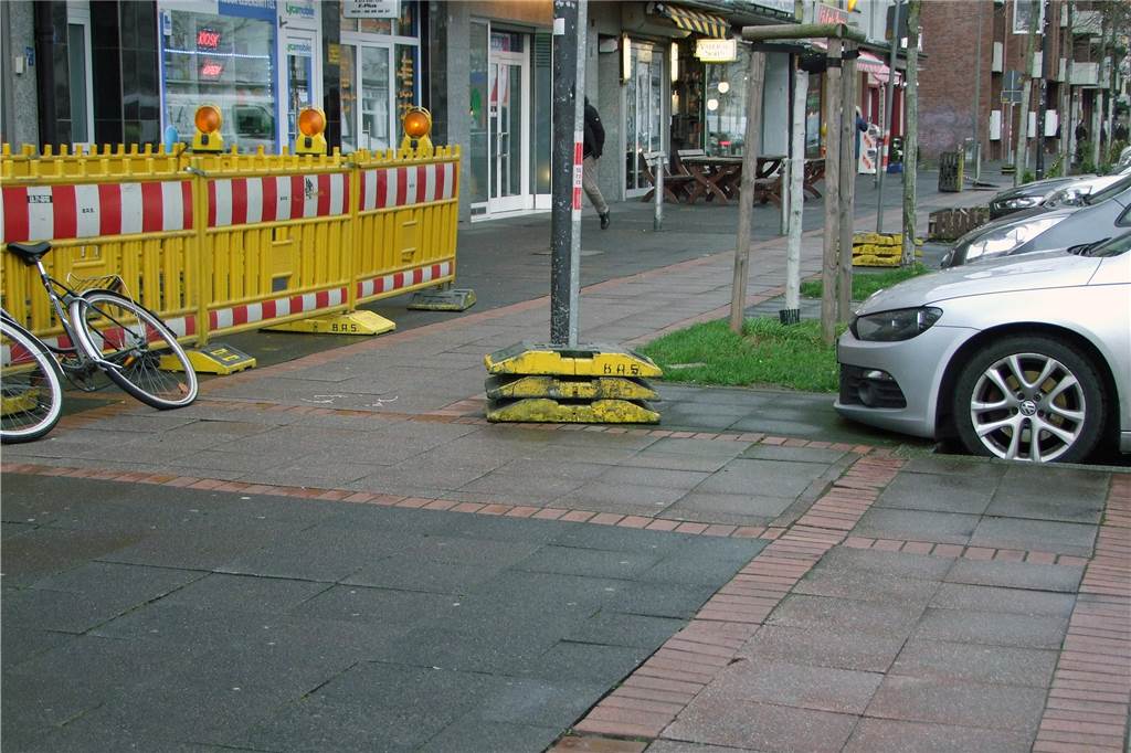 „Lebensgefährlich!“ – Radfahrer warnt vor Dortmunder Kreuzung Links, rechts, geradeaus. Und zwar bitteschön im rechten Winkel. Der Fahrradweg an der Schützenstraße verlangt eine gute Beherrschung des Rades.