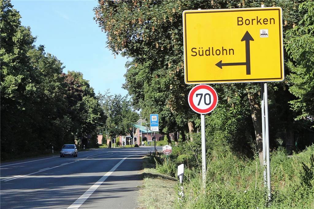 Besorgter Anwohner: Geschwindigkeiten auf früherer B70 „machen mir Angst“ Links und rechts der L572 habe sich in Südlohn in den vergangenen Jahren baulich in Richtung Stadtlohn weiterentwickelt. Dem müsse man durch die Versetzung des Ortseingangsschildes an die Landesstraße Tribut zollen, stellte schon die CDU-Fraktion in ihrem Antrag vor gut einem Jahr heraus.
