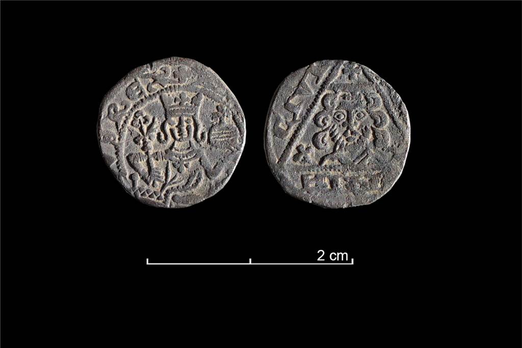 Über 700 Jahre alt: Dortmunder macht sensationellen Fund Links zeigt die Münze Kaiser Rudolf, rechts den heiligen Reindoldus