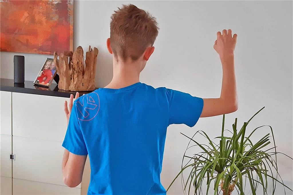 Hausaufgaben „aus der Hölle“: Feuer legen und tote Tiere sammeln Links zwo drei, und eine Drehung bitteschön: Lukas hat eine gute Haltung beim Walzertanz.