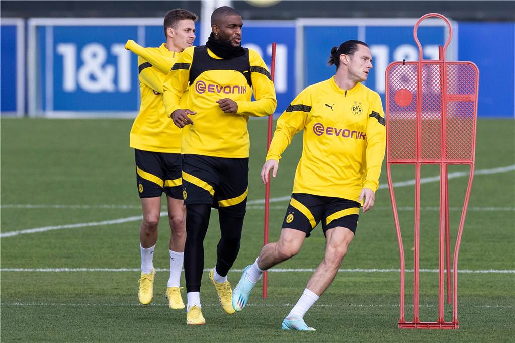 BVB-Umbruch noch lange nicht abgeschlossen: Transfermarkt wird zur großen Herausforderung Nico Schulz läuft im Training um eine Slalomstange.