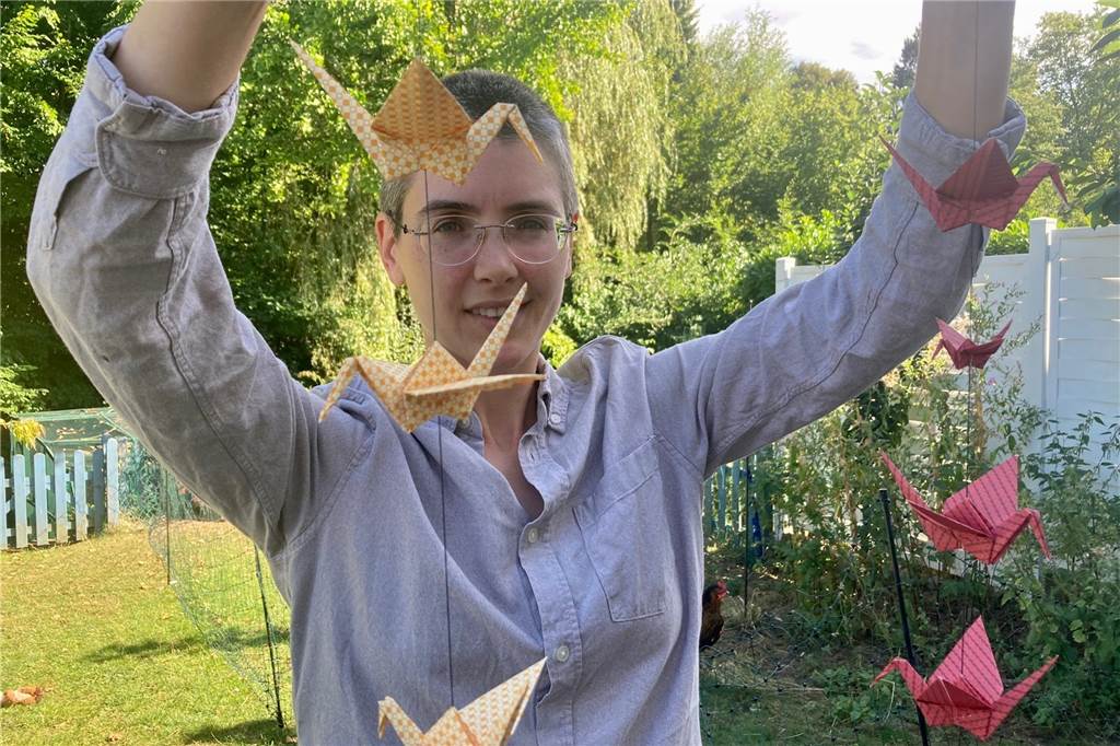 Frischer Wind für „Gartenflair“: Linn Schiffmann bietet Mini-Kunsthandwerk Linn Schiffmann zeigt zwei von ihr gestaltete Origami-Ketten mit Kranichen.
