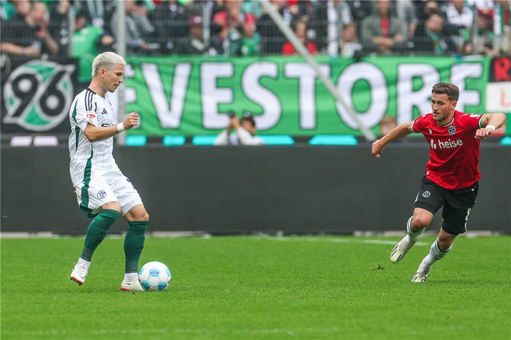 Die Noten der Schalker Spieler Lino Tempelmann (r.) stand erstmals seit Mai 2024 wieder in der Schalker Startelf.