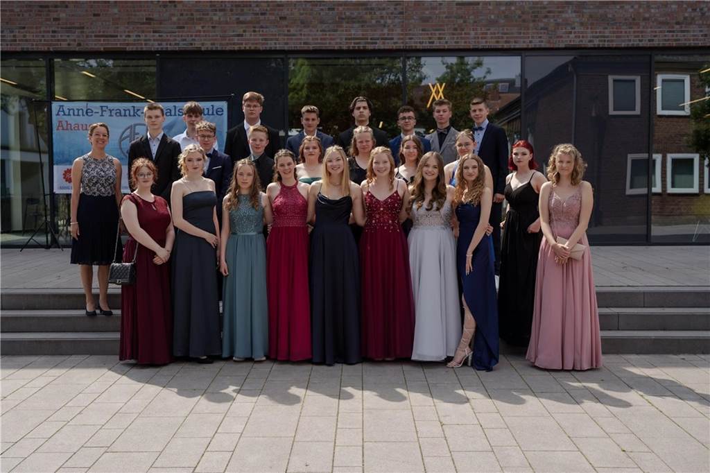 Anne-Frank-Realschule Ahaus: 150 Abschlusszeugnisse feierlich überreicht Linus Assen, Sophie Marie Bonjakowski, Carla Dornbusch, Sophia Effing, Lene Marie Eschen, Benedikt Gewing, Kacper Giers, Sophia Maria Große-Hündfeld, Kristina Hermann, Nele Marie Jansen, Adam Kaiser, Deniz Kerimoglu, Johannes Klein, Felix Möller, Lea Neugebauer, Melina Peter, Marie Roterring, Joel Travis Schneider, Armandas Sirvidas, Merle Teloo, Lucy Marie Vaupel, Thea Vogelsang, Julian Wilkes, Clara Wolfering