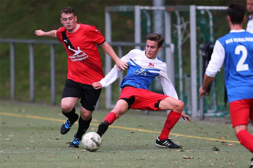 Merklinde-Verfolger im Duell - Die Spiele im Blick Linus Budde (Mitte) ist gegen Börnig ein ganz schneller Treffer gelungen. Nur elf Sekunden brauchte der Merklinder für das 1:0. Dass sein Abschluss wohl als Flanke gedacht war, dürfte ihm natürlich herzlich egal sein.