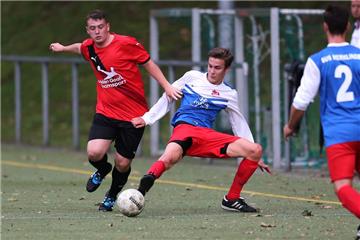 Linus Budde (Mitte) ist gegen Börnig ein ganz schneller Treffer gelungen. Nur elf Sekunden brauchte der Merklinder für das 1:0. Dass sein Abschluss wohl als Flanke gedacht war, dürfte ihm natürlich herzlich egal sein.