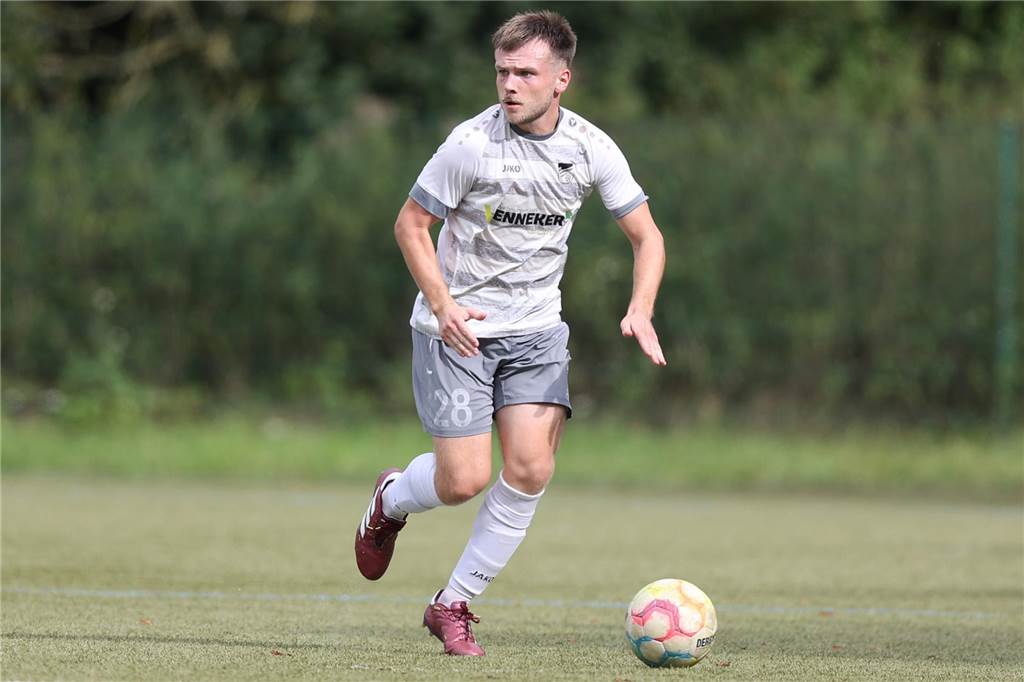 Hensler zurück auf der angestammten Position Linus Hensler vom FC Nordkirchen führt den Ball am Fuß.
