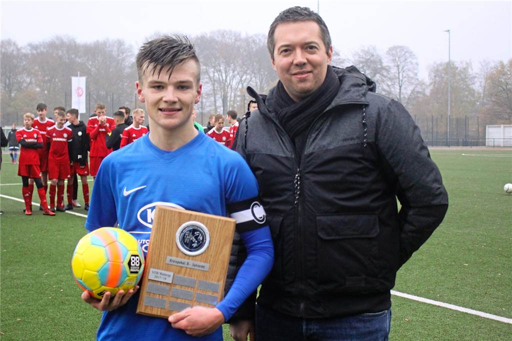 FC Nordkirchen schließt Kaderlücken – unter anderem mit einem Spieler vom SV Herbern Linus Hensler (l.), hier noch als B-Junior beim VfB Waltrop, kommt im Sommer an den Schlosspark.