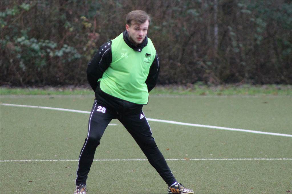 Coronavirus hat FC Nordkirchen in „scheiß Vorbereitung“ im Griff, aber Aufstieg bleibt das Ziel Linus Hensler nahm gegen die SG Massen nach dem Aufwärmen zunächst auf der Bank des FC Nordkirchen Platz.