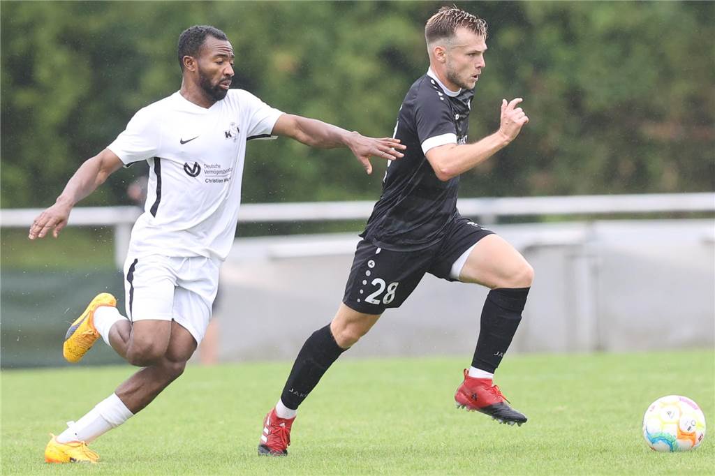 FC Nordkirchen schlägt Königsborner SV: Plechaty tauscht zur Pause fast komplett Linus Hensler (r.) läuft mit seinem Gegenspieler Chikwuo Francis Dinyelu davon.