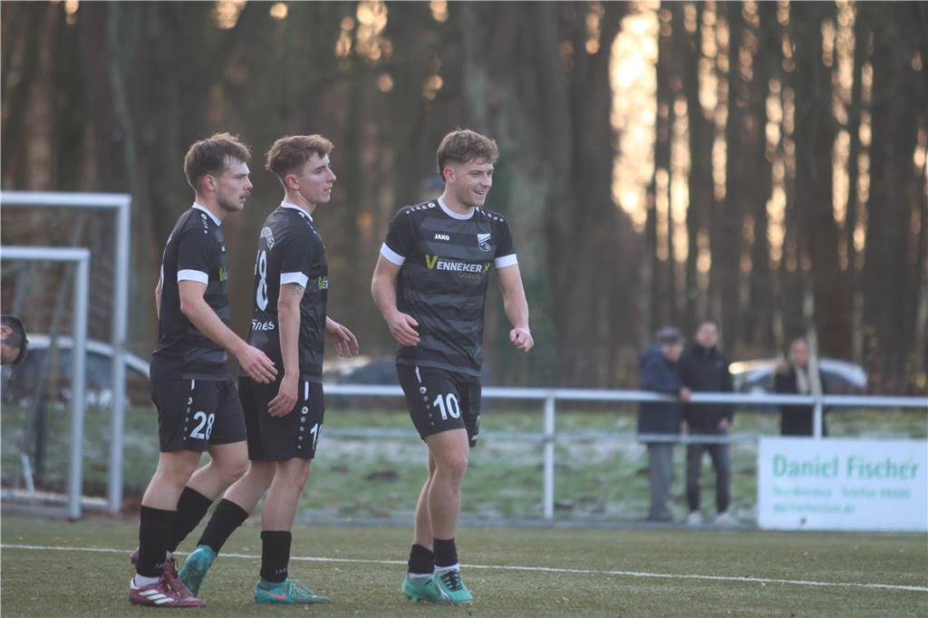 Die wildesten Spiele der Hinrunde in Selm, Olfen und Nordkirchen Jubelbild Linus Hensler (v.l.), Yannick Tönnes und Con Lappen