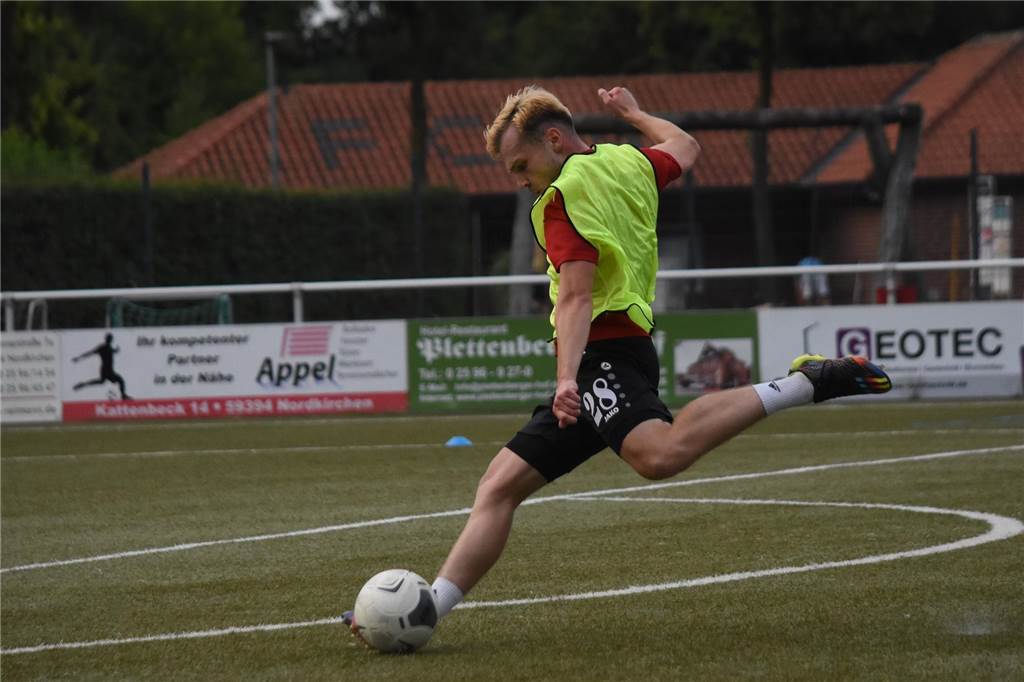FC Nordkirchens Auftakt mit Riesenkader: Plechaty lässt den Neu-Westfalenligisten schwitzen Linus Hensler zieht hier mit Links im Trainingsspiel ab.