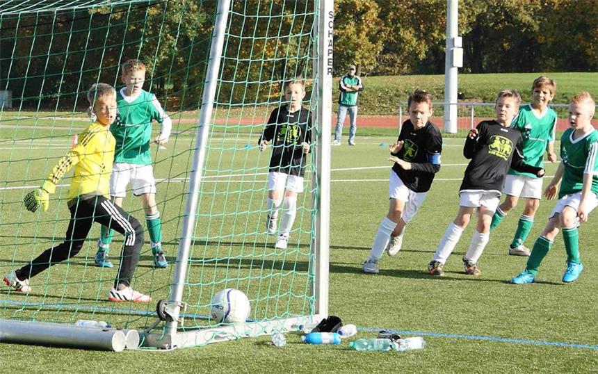 SuS Olfen fühlt sich in Ahaus/Coesfeld wohl Linus Thier (Kapitänsbinde) vom SuS Olfen entschied das E-Junioren-Spiel gegen Nottuln mit seinem Kopfballtor zum 2:1.