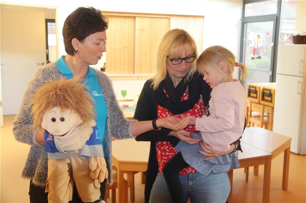 Projekt zur gesunden Ernährung macht die Kinder in der Kita St. Vitus in Olfen stark Lioba Birkenhauer zeigt: Mehr als eine Handvoll Süßes kann ganz schön ungesund sein. In ihrer Hand - das Maskottchen Micki.