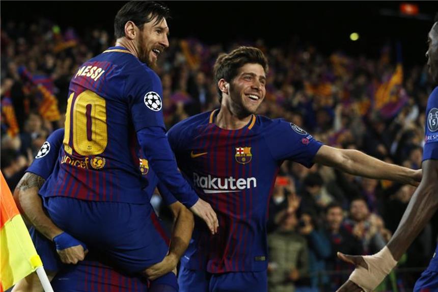 FC Barcelona nach 3:0 gegen Chelsea im Viertelfinale Lionel Messi (l) feiert den Treffer zum 1:0 für den FC Barcelona mit seinen Teamkameraden. Foto: Manu Fernandez/AP