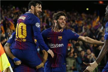 Lionel Messi (l) feiert den Treffer zum 1:0 für den FC Barcelona mit seinen Teamkameraden. Foto: Manu Fernandez/AP