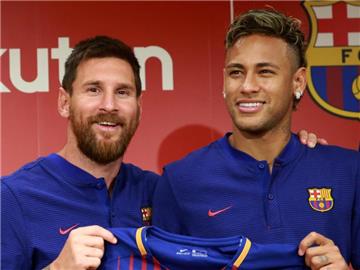 Lionel Messi (l) und im Juli in Tokio bei einer Präsentation mit dem Sponsor Rakuten. Foto: Eugene Hoshiko