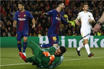 Lionel Messi (M) vom FC Barcelona jubelt über den Treffer zum 1:0 gegen AS Rom. Foto: Manu Fernandez/AP