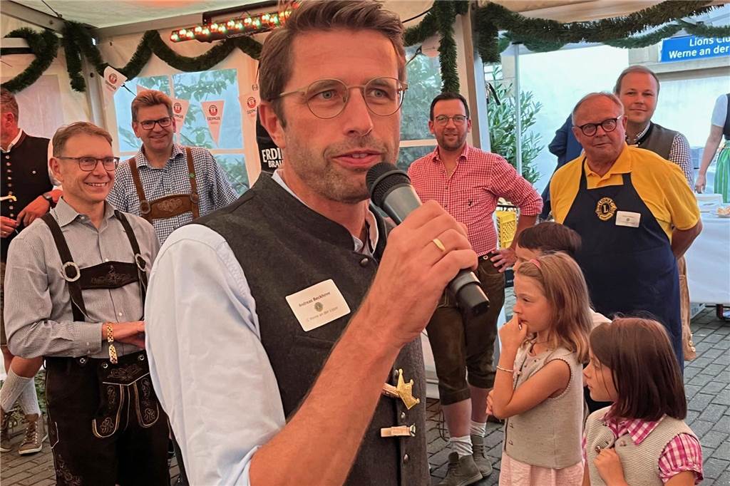 Lions-Präsident Andreas Beckhove begrüßt die Gäste im Zelt.