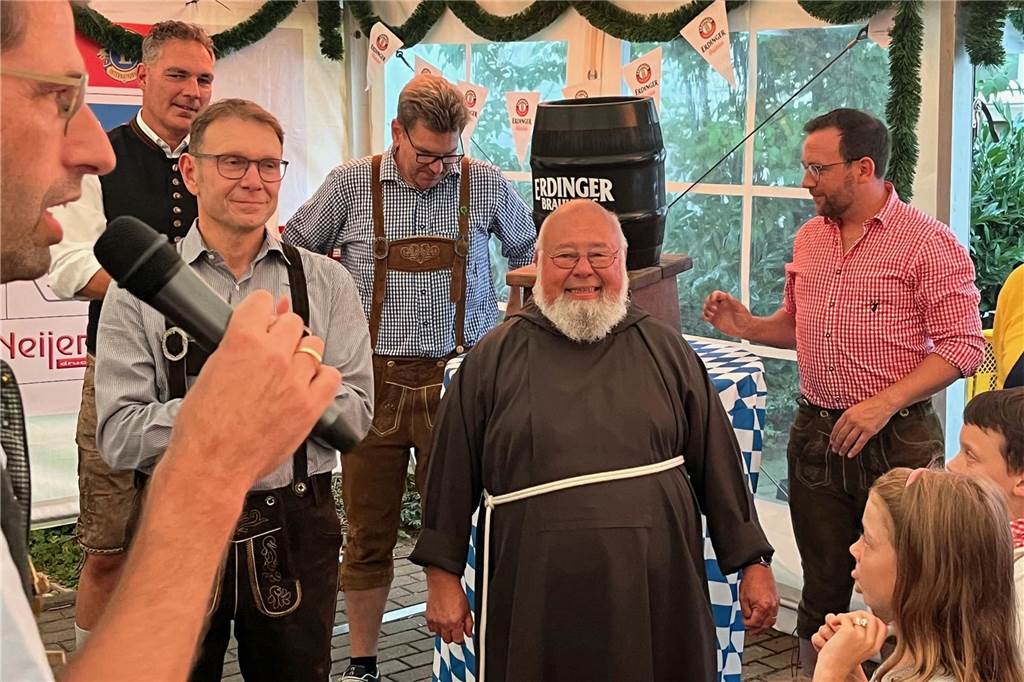 Lions-Präsident Andreas Beckhove (v. l.) begrüßt Bürgermeister Lothar Christ und Guardian Pater Norbert.