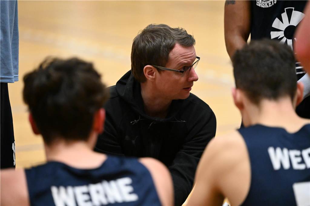 Überraschender LippeBaskets-Einsatz in Lüdenscheid: Jan König musste kurzfristig umplanen – Christoph Henke spricht während eines Timeouts mit der Mannschaft.