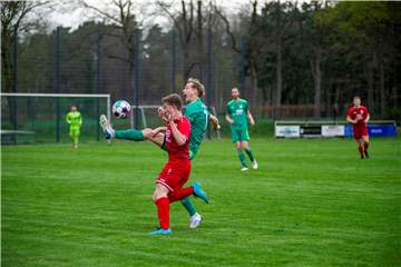 Lippramsdorfs Daniel Eßling (grün) stand gegen die Sportfreunde Stuckenbusch ein letztes Mal auf dem Platz.