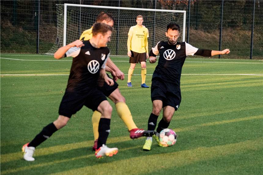 Schreckmoment und Nackenschlag: Alle Halterner Spielberichte auf einen Blick Lippramsdorfs Giacomo Lopez Fernandez (r.) erzielte das 1:0 gegen die SF Merfeld um Ex-LSV-Trainer Jupp Ovelhey.
