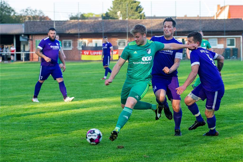 Bezirksliga-Leistungsträger des LSV feiert eindrucksvolles Comeback in der B-Liga Lippramsdorfs Henrik Kleinfeld, hier im Duell mit mehreren Spielern der SpVgg. Erle in der vergangenen Saison, stand erstmals in einem Spiel wieder auf dem Platz.