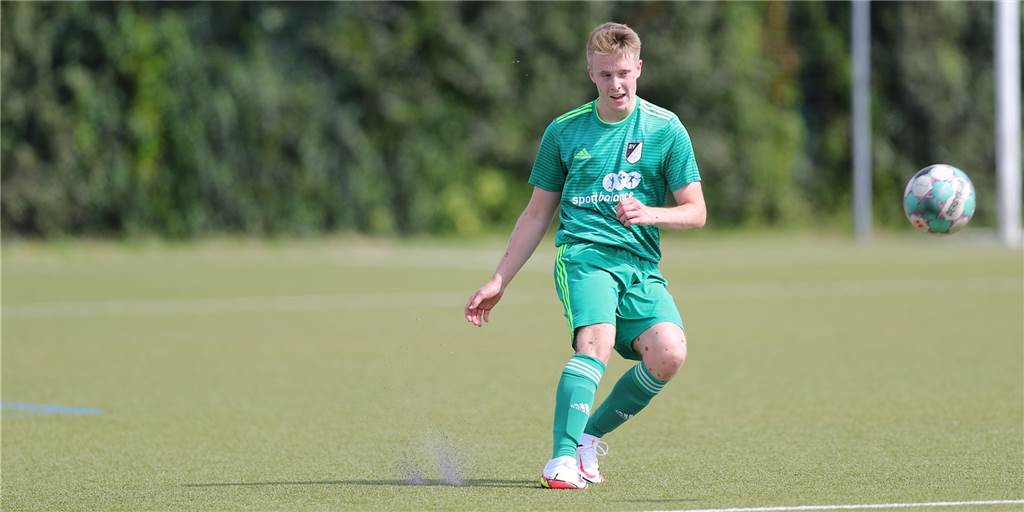 „Körper hat angefangen zu kribbeln und zu zittern“ - LSV-Spieler gibt Entwarnung Lippramsdorfs Malte Hilbrich musste am ersten Spieltag früh in der zweiten Halbzeit ausgewechselt werden.