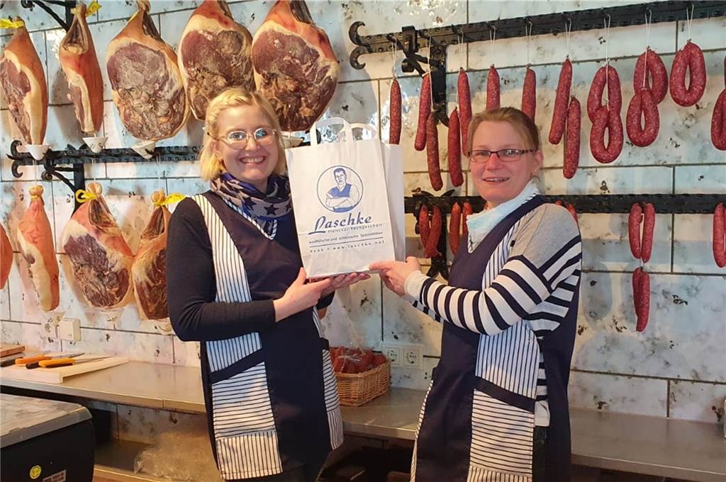 Lisa Bügener (25, l.) und Stefanie Stiekel (33) sind Fleischereifachverkäuferinnen in der Fleischerei Laschke in Heek.