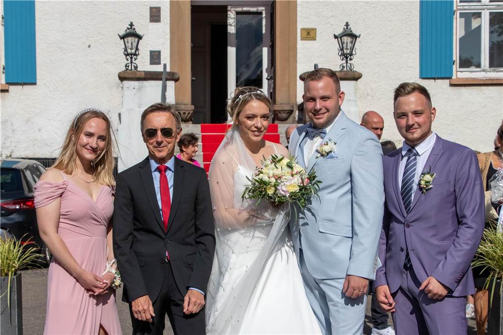 Klassentreffen zur Hochzeit: Lisa Korsten und Mathias Zasada heiraten Lisa (geborene) Korsten und Mathias Zasada trafen sich beim Umzug von Laura Hoßfeld (l.) wieder. Ihr ehemaliger Schulleiter Ronald Jankovics (2.v.l.) traute das Paar. Mathias' Bruder Florian (r.) war ebenfalls Trauzeuge.