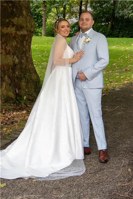 Klassentreffen zur Hochzeit: Lisa Korsten und Mathias Zasada heiraten Lisa (geborene) Korsten und Mathias Zasada verloren sich nach dem Abitur zunächst aus den Augen.