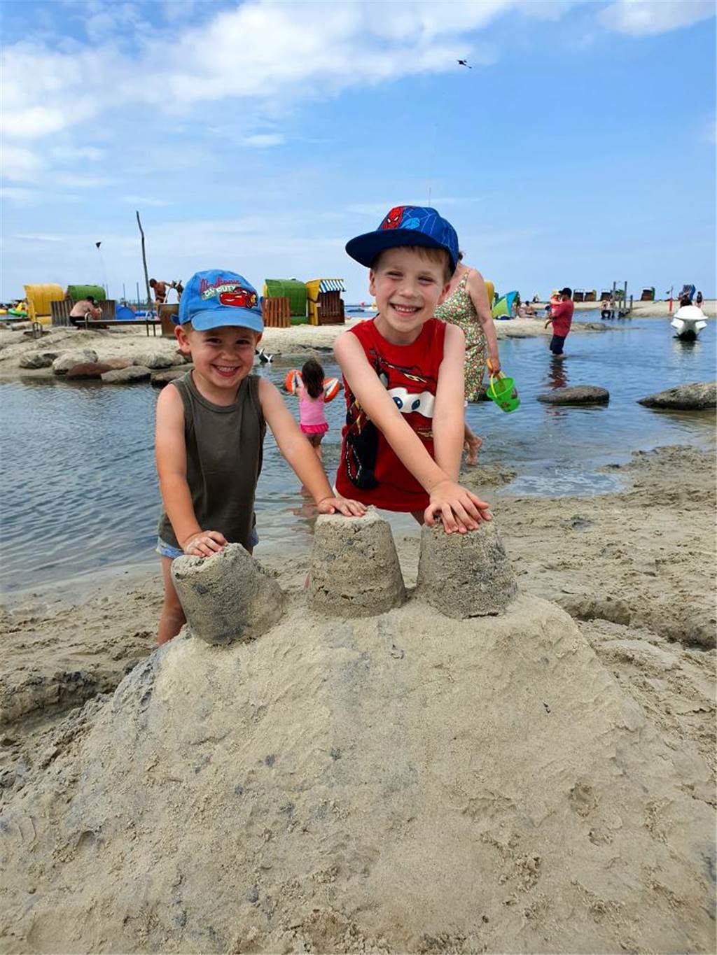 Lisa Lorenz hat mit ihren Kindern dieses Jahr die freie Zeit in Burhave an der Nordsee genossen: „Urlaub mit meinen Jungs ist immer die schönste Zeit des Jahres und was ganz Besonderes“, schreibt sie uns.