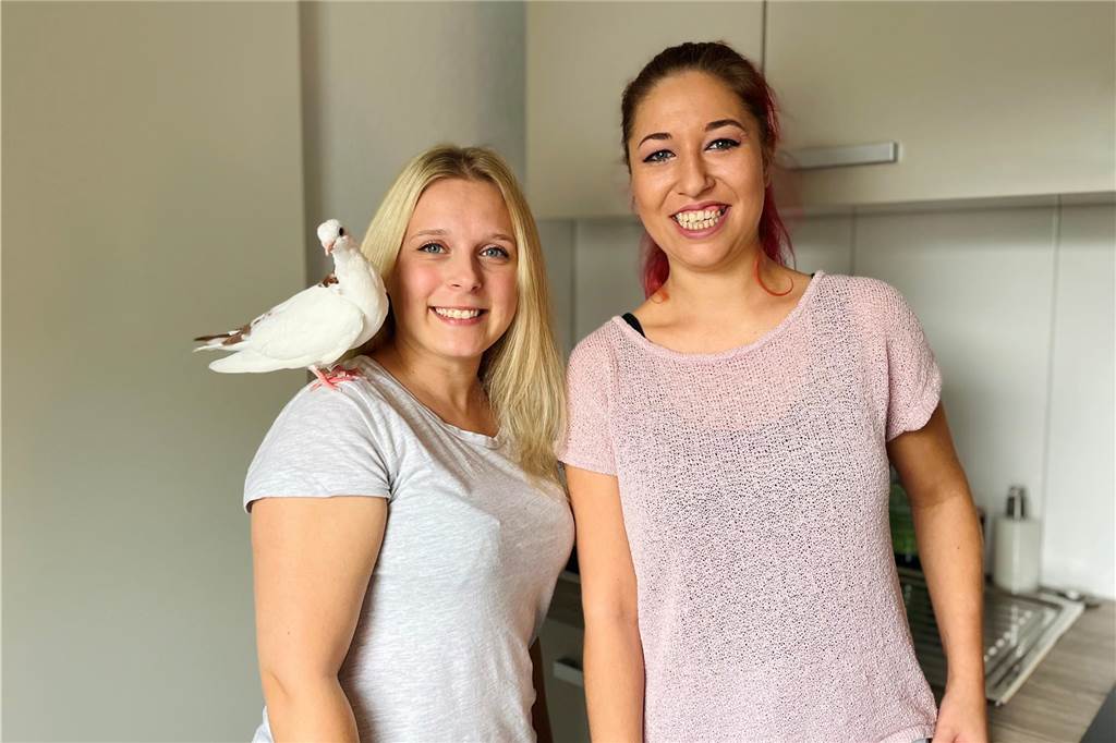 Wanderfalke im Kirchturm ist Vogelschützerin ein Dorn im Auge Lisa-Marie Krieger (l.) und Denise Pogdurski haben 2022 den gemeinnützigen Verein "Hast du 'nen Vogel?" in Haltern gegründet.
