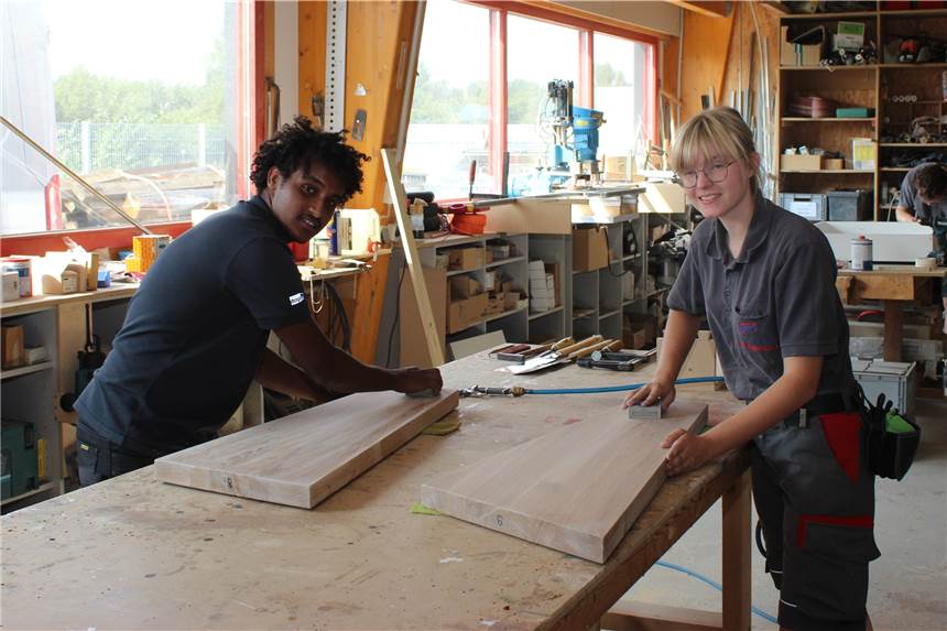 Angehende Experten für den Werkstoff Holz Lisa-Marie Nolte und Tekle Tsegay lernen derzeit das Tischler-Handwerk.