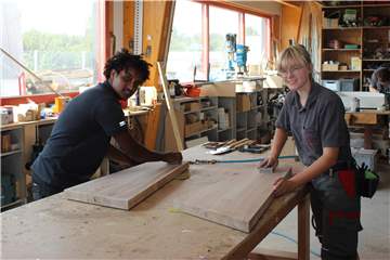 Lisa-Marie Nolte und Tekle Tsegay lernen derzeit das Tischler-Handwerk.