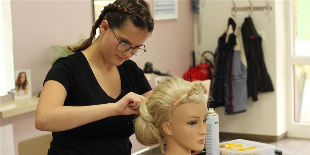Obwohl ihr viele abgeraten haben: Lisa-Marie Schwering (17) wird Friseurin Lisa-Marie Schwering frisiert eine Puppe.