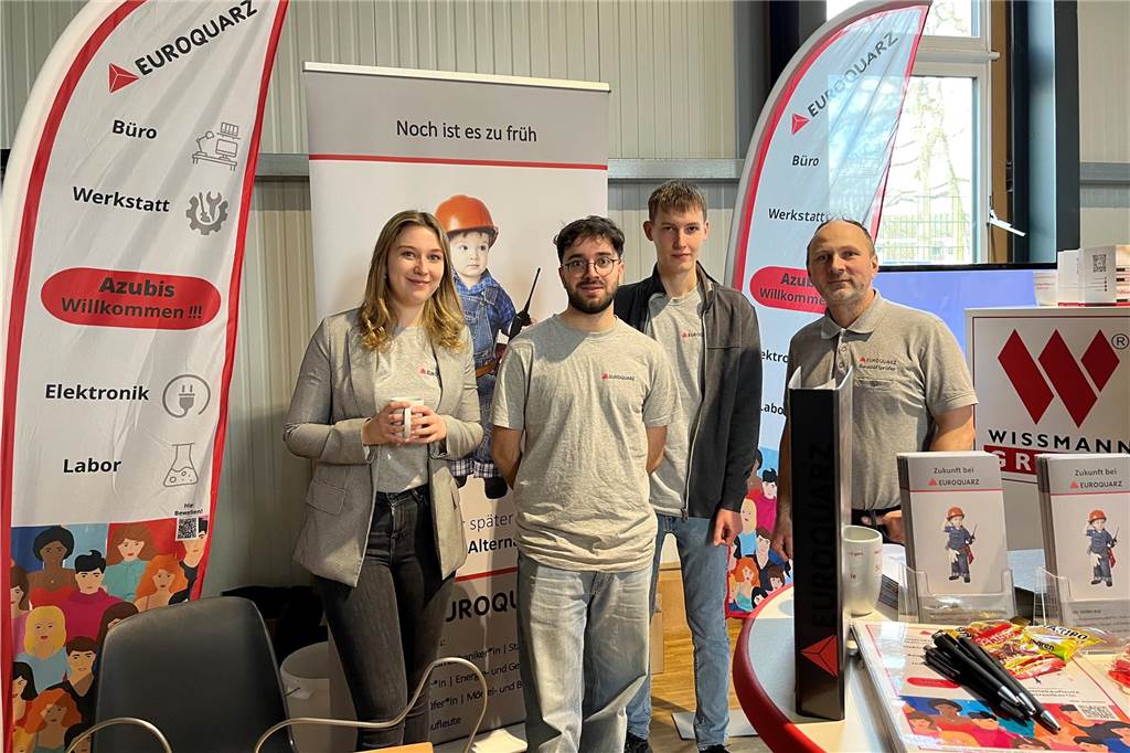 Erste Azubimesse des SV Schermbeck: Direkter Kontakt entscheidend Lisa Merscher und andere Mitarbeiter von Euroquarz stehen an ihrem Stand.
