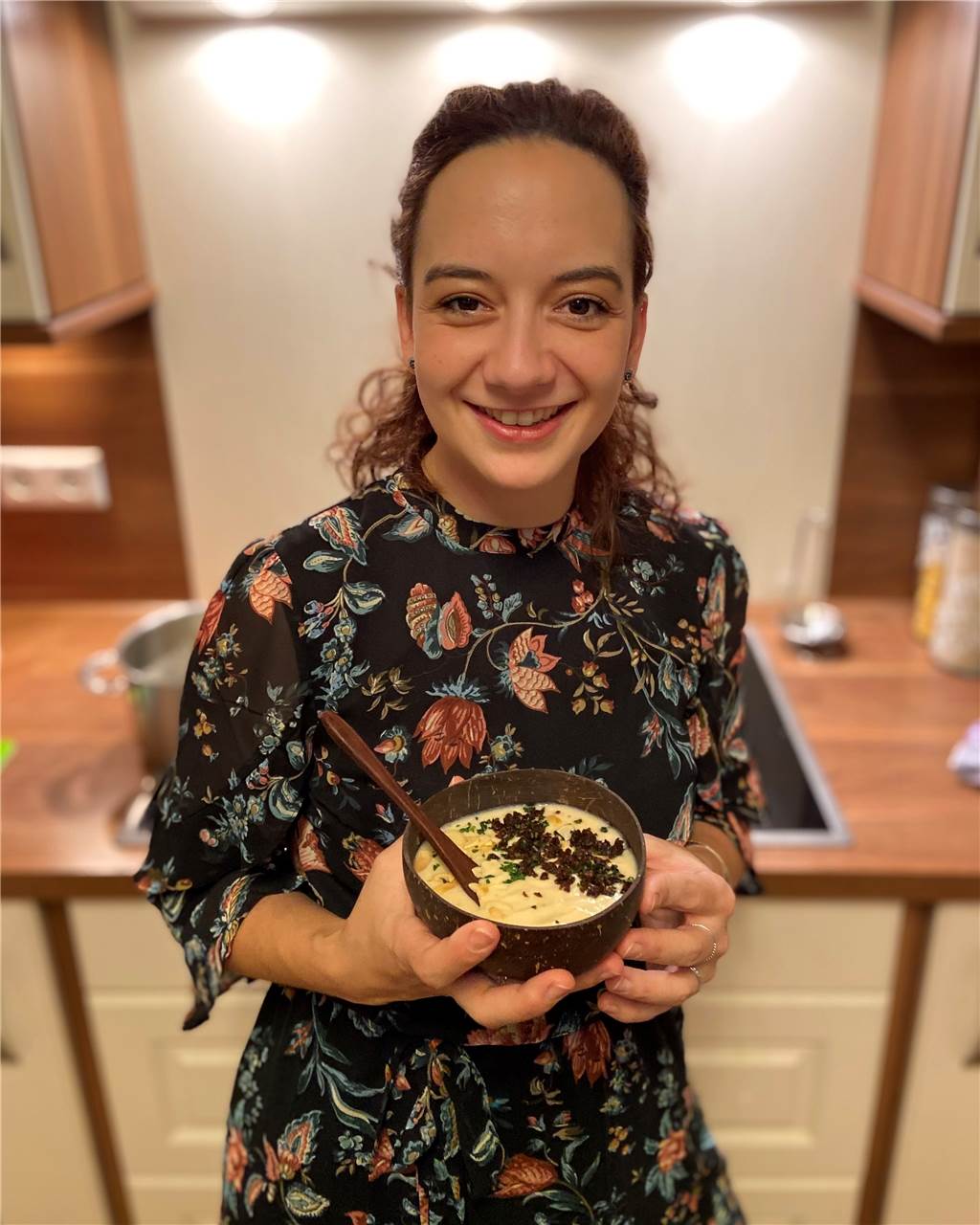 Lisa Michelt mit der Petersilienwurzel-Mandelsuppe mit Crunch.