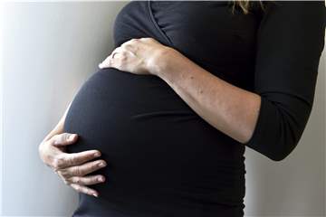 Lisa* (*Name geändert) ist in der 20. Woche schwanger. Ob ihr Mann in der Corona-Krise überhaupt bei der Geburt dabei sein kann, ist für die Familie ungewiss.