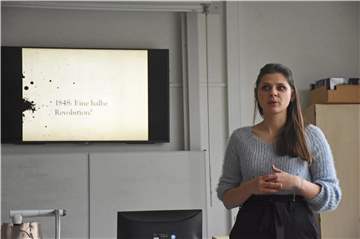 Lisa Peters (28) hat bereits ihr Referendariat an der JCS absolviert und ist seit zwei Jahren Lehrerin an der Gesamtschule. Sie arbeitet schon jetzt weitestgehend mit Digitalen Lehrmitteln. Immer dabei hat sie ihr iPad und ihren Laptop.