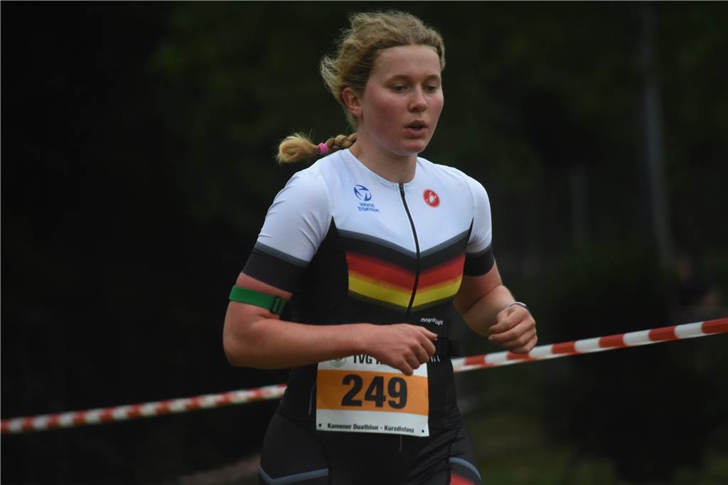 Crash beim 1. Kamener Duathlon: Radfahrer kracht in einen RTW – Polizeieinsatz wegen Falschfahrer Lisa Strothmann gewann die Kurzdistanz des Kamener Duathlons.