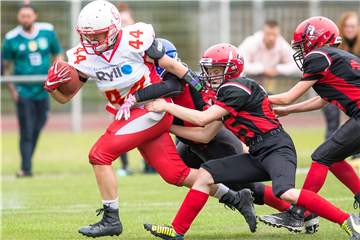 Lisa Tegtmeier (l.) spielt für die Münster Mammuts auf der Position des Running Backs.