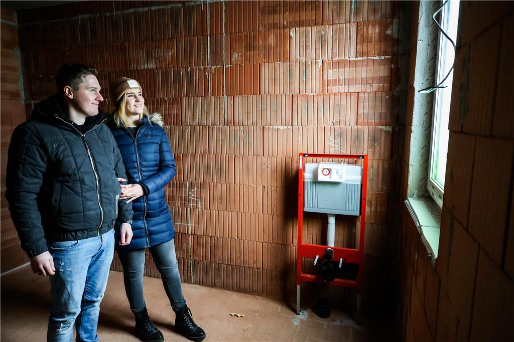 Lisa und Chris stehen hier in ihrem künftigen Badezimmer im neuen Haus in Dortmund-Brechten und freuen sich auf den Einzug im nächsten Jahr. Bis dahin gibt es allerdings noch viel zu tun. Einiges wollen sie in Eigenleistung erledigen.