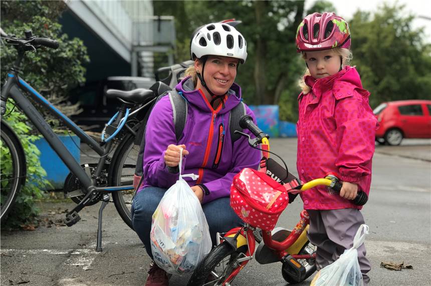 Lisa und Leena (4) Schmale machten bei Spontan-Müllsammelaktion mit Lisa und Leena Schmale aus Castrop räumten auf der nahe gelegenen Rennwiese Müll weg. Sie entsorgten ihn am Hallenbad in den EUV-Containern.