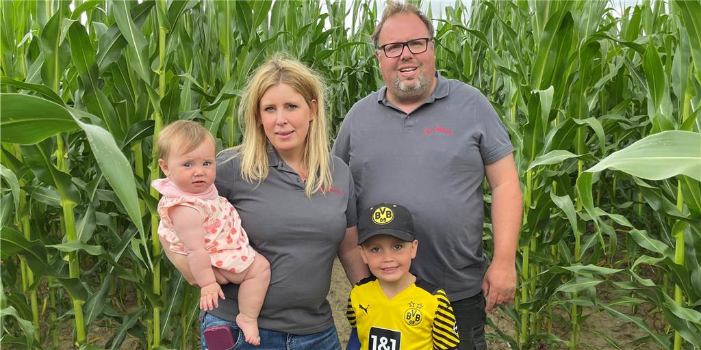 Riesen-Maislabyrinth eröffnet: XXL-Liebeserklärung an den BVB Lisa (v.l.n.r.), Kristina, Friedrich und Julius Mertin stehen mitten im frisch eröffneten Maislabyrinth auf ihrem Bauernhof in Grevel.