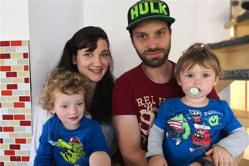 Lisa Widerek (l.) mit ihren Kindern Leon (3) und Noel (1) sowie ihrem Mann Alexander.