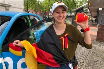 Lisa Wissing, Volontärin der Redaktion der Münsterland Zeitung, hat sich mit einem Budget von 25 Euro ein Fan-Outfit zusammen gestellt.