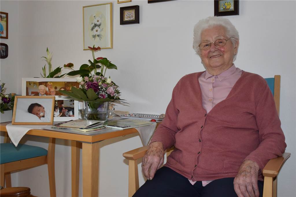 Fünf Generationen in einer Familie sind selten - fünf Generationen Frauen noch seltener Lischen Hund 95 Jahre Zimmer