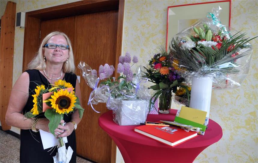 Kleine Raubtiere feiern ihre "Königin der Kita" Liselotte Morschel feiert ihr 40-jähriges Dienstjubiläum und wird als "Königin der Kita" gefeiert.